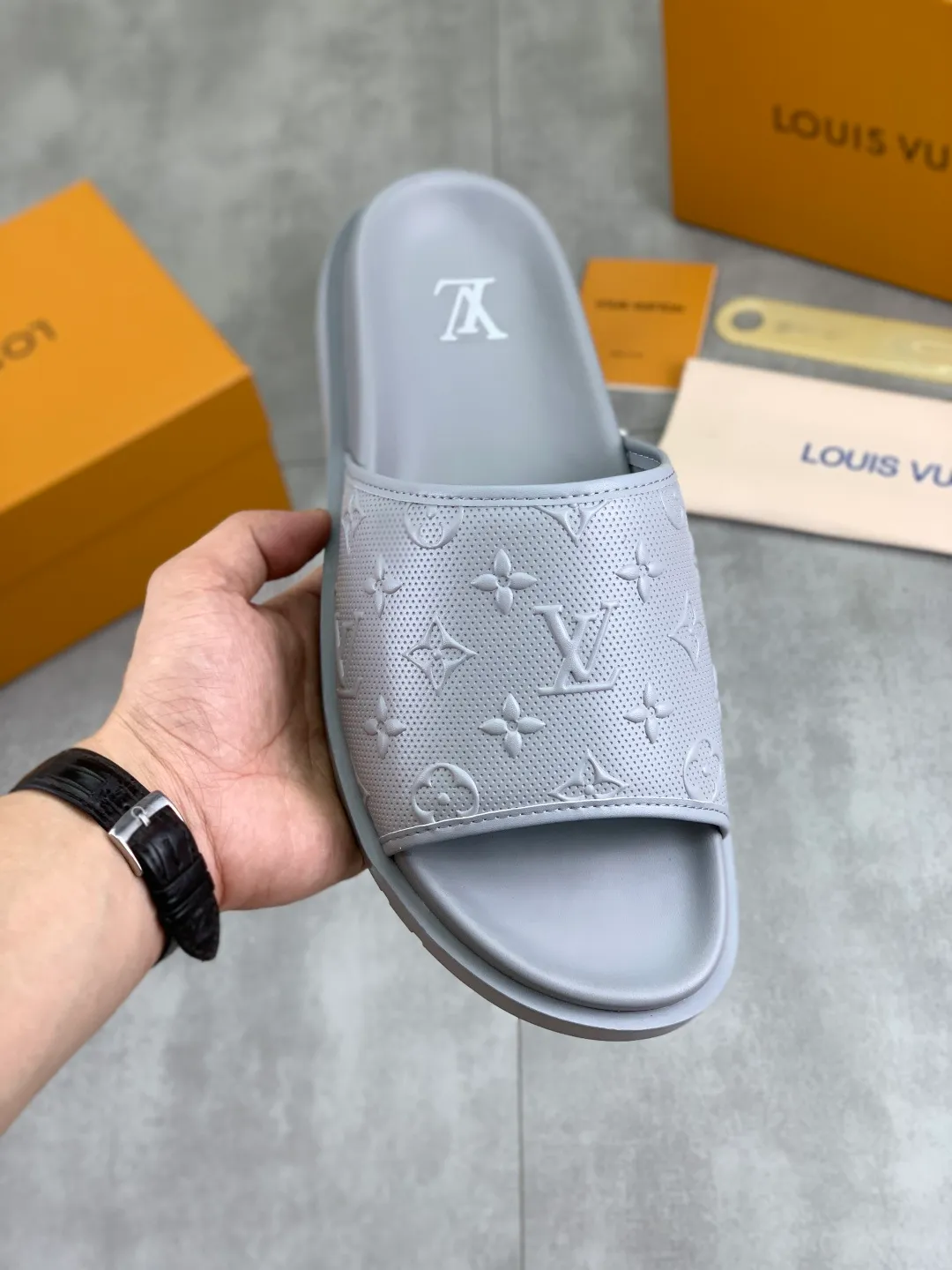 Men's shoes 💰P300💰【New style】🆘 Original quality 【LOUIS VUITTON】The popular Louis Vuitton LV men's slippers on the official website are on sale simultaneously! Original fabric imported from Italy, original factory special supply, code number: 38-44 (45 customized), many colors available